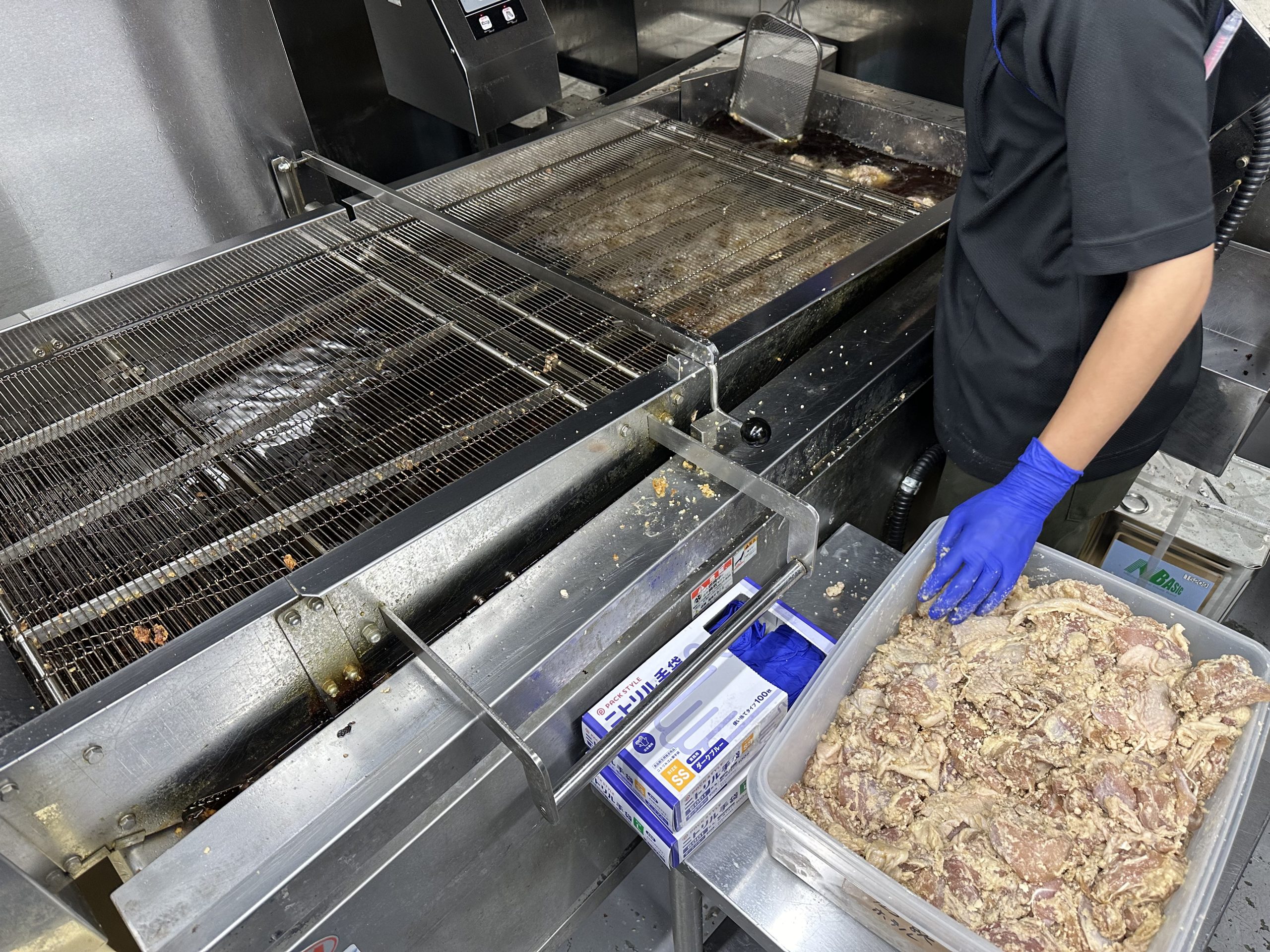 調理補助の作業風景